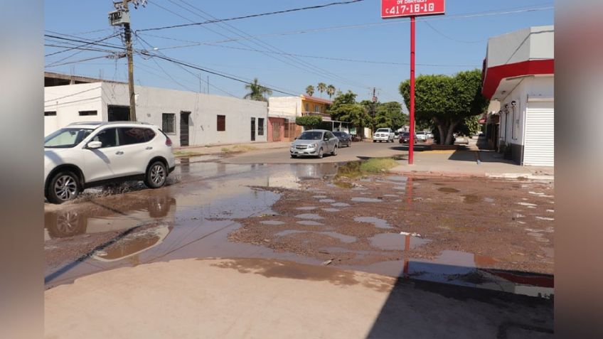 Ciudad Obregón: Residentes de la colonia Cortinas denuncian fuga de agua limpia