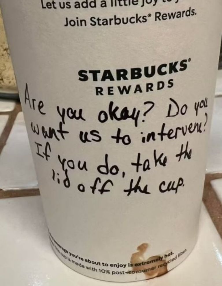 Barista rescata a una chica de su acosador