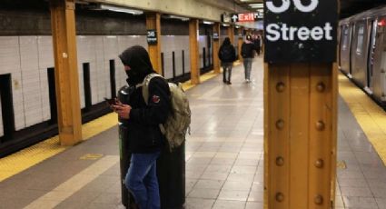 Terrible: Sujeto ataca a un usuario del Metro de NY; sin motivo aparente, lo lanza a las vías