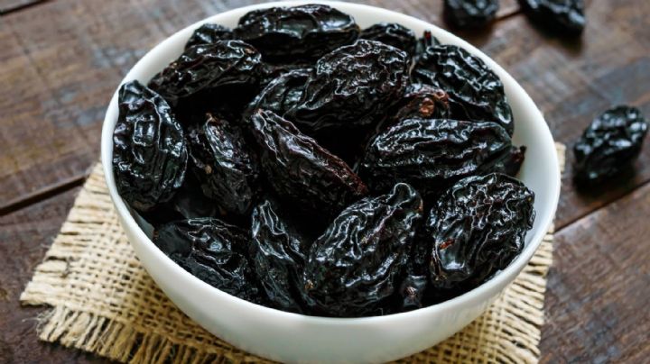 Alerta: Comer ciruela pasa tras la menopausia mejoraría la salud de tus huesos