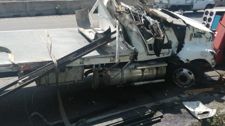 Tráiler se vuelca y aplasta a conductor en la México-Toluca a la altura de La Marquesa