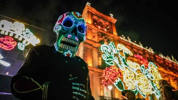 ¿Te lo vas a perder? Zócalo de la CDMX estrena alumbrado por Día de Muertos; así se ve