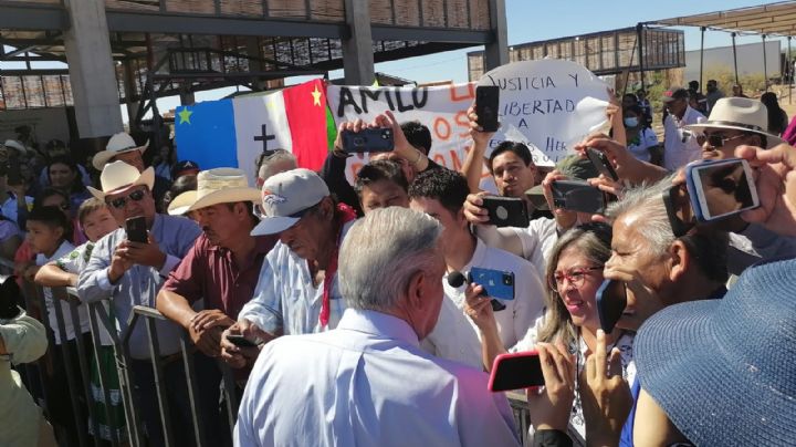 FOTOS: Sonorenses reciben a AMLO con manifestaciones en Belém; piden soluciones