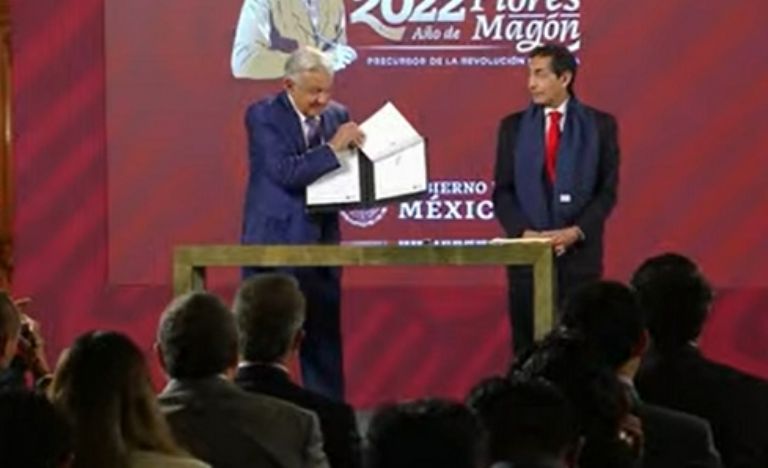 En la imagen, el presidente AMLO firma nuevo Plan Antiinflacionario. Foto: Gobierno de México