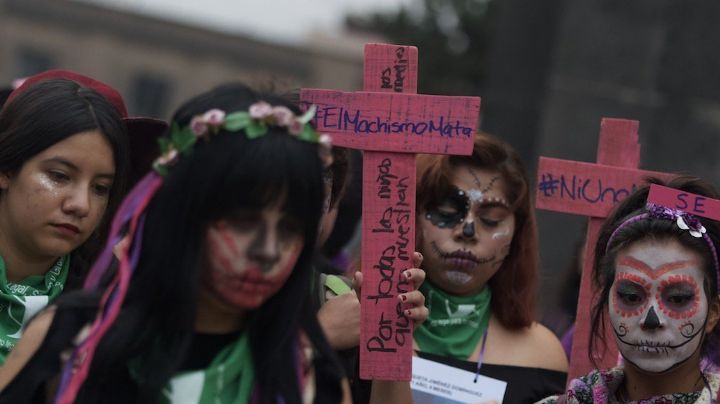 Mujeres se visten de catrinas y marchan contra el feminicidio y violencia de género