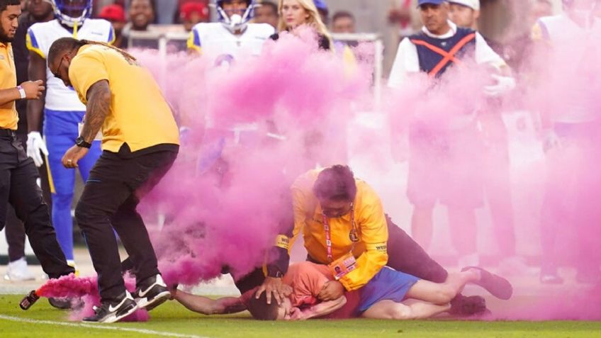 NFL: Jugador de los Rams taclea a fanático que brincó a la cancha en partido contra 49ers