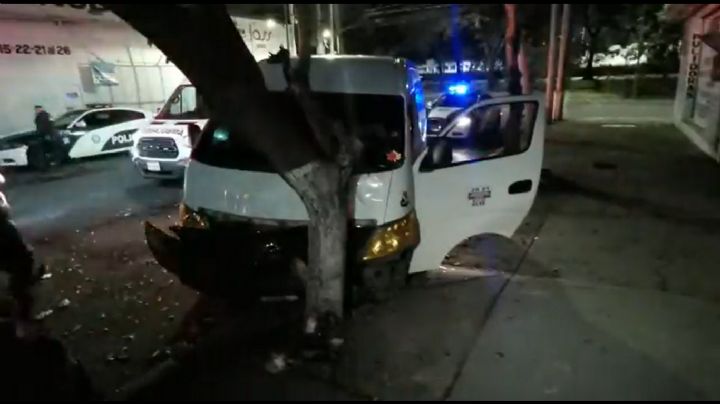 CDMX: Transporte público viaja a exceso de velocidad y choca contra un árbol; hay 7 víctimas
