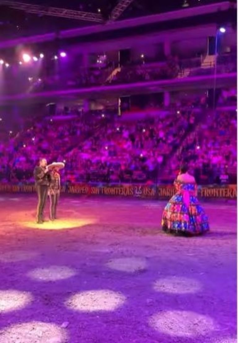 Pepe Aguilar le canta Las Mañanitas a Ángela 