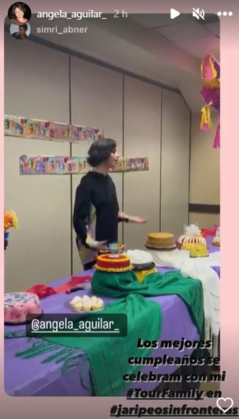 Ángela Aguilar celebra su cumpleaños con el equipo de Jaripeo Sin Fronteras