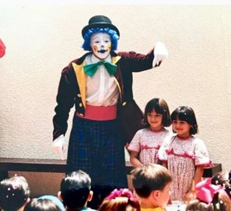 Fotografía de Adrián Uribe cuando era payasito de fiestas infantiles