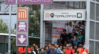 Hombre desciende a las vías del Metro de la CDMX por una pelota y casi pierde la vida