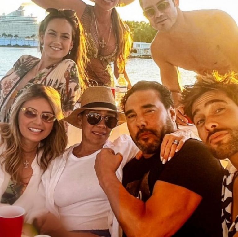 Angélica Rivera posa junto a otros actores