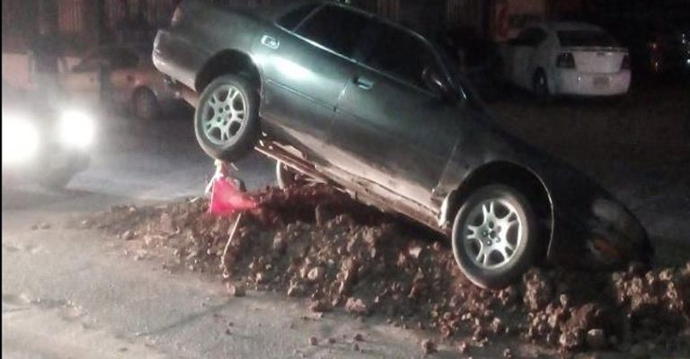 Obras 'abiertas' de la CEA causan averías a los automovilistas