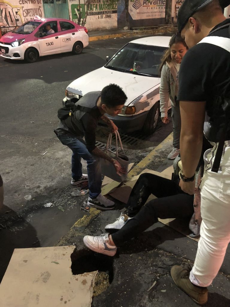 Joven cae a coladera en CDMX. Foto: Twitter