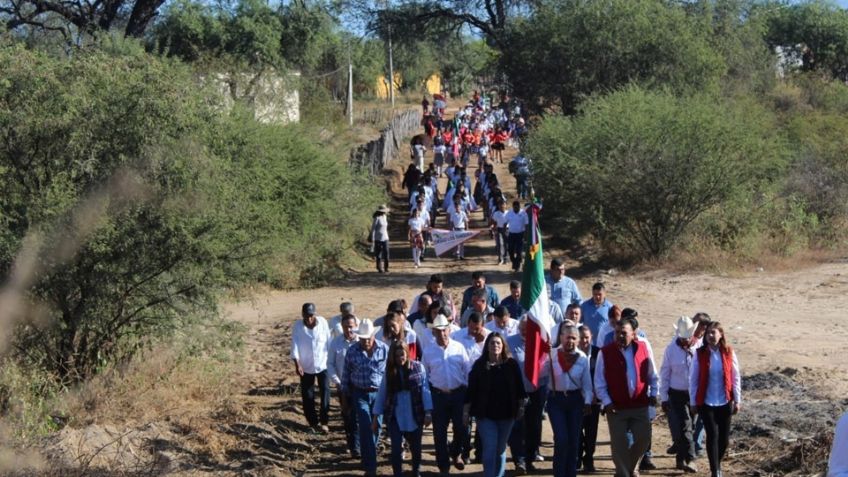 Celebran Desfile Revolucionario en la comunidad de los Tanques, Álamos