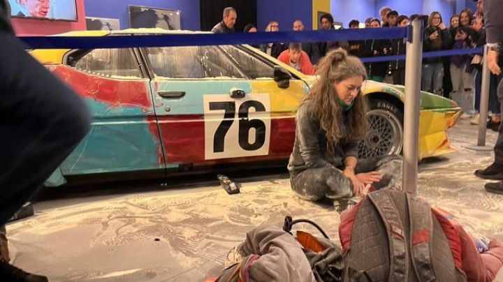 Otra vez: Activistas atentan contra el arte; esta vez cubren de harina obra de Andy Warhol