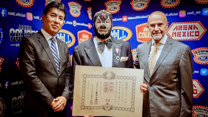 Recibe Mil Máscaras la Condecoración con la Orden del Sol Naciente del gobierno de Japón