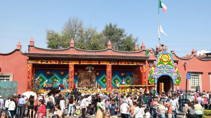 Capitalinos abarrotan el Centro de Coyoacán para celebrar Día de Muertos
