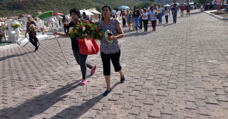 Cientos de guaymenses visitaron a sus fieles difuntos en los cementerios del Puerto