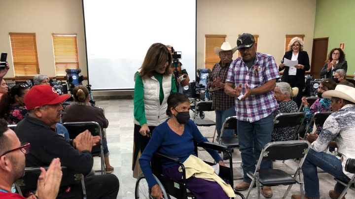 Ciudad Obregón: DIF Cajeme entrega sillas de ruedas a personas con discapacidad