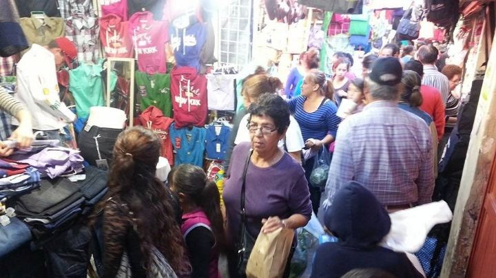 Instalan 50 puestos locatarios del mercado municipal en la 'Feria Navideña'