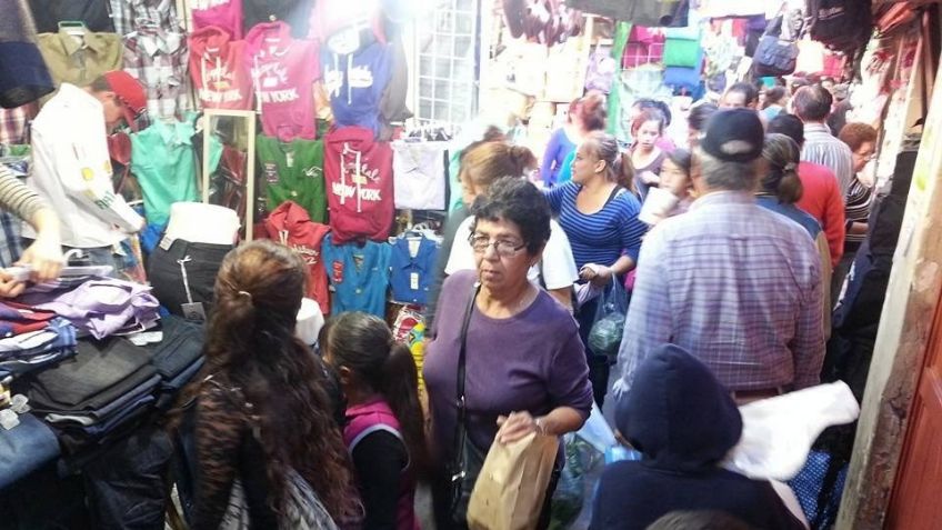 Instalan 50 puestos locatarios del mercado municipal en la 'Feria Navideña'