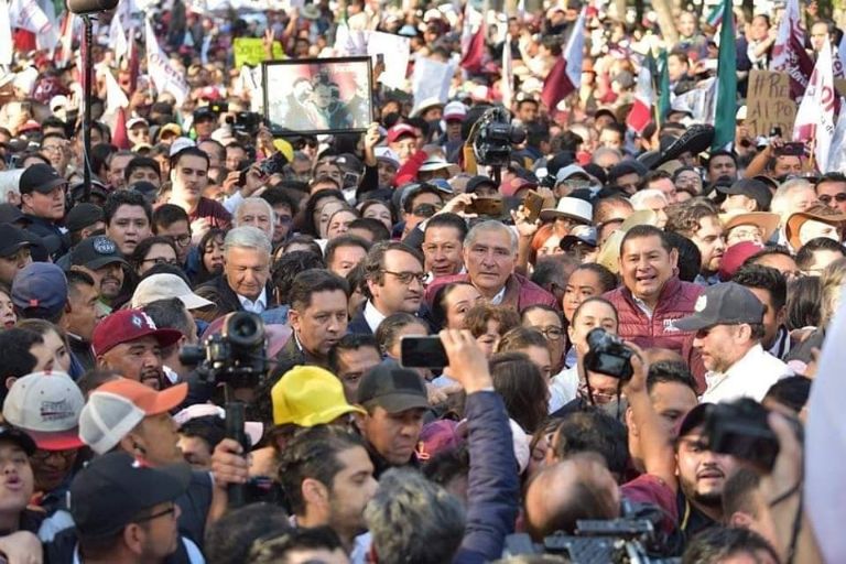 El presidente AMLO encabeza su marcha al Zócalo de la CDMX. Foto: Twitter