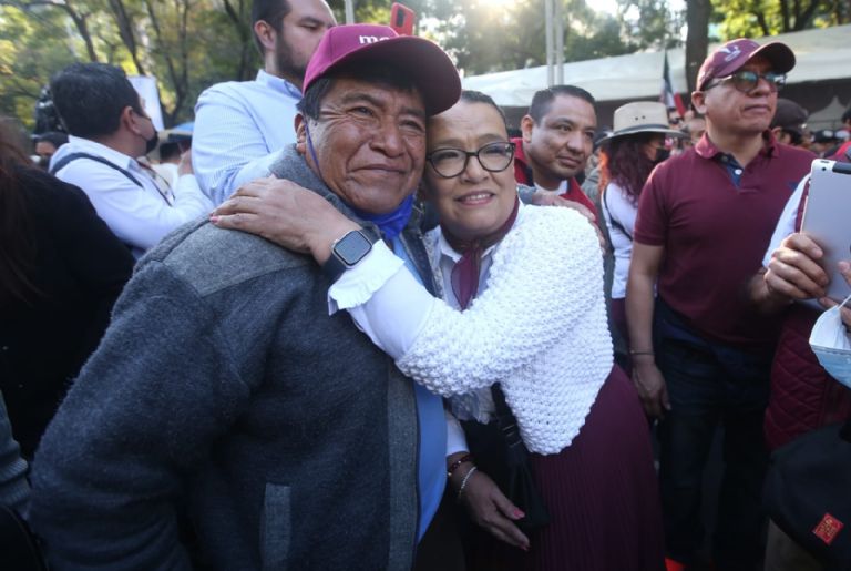 La titular de la SSPC marcha con AMLO rumbo al Zócalo. Foto: Twitter