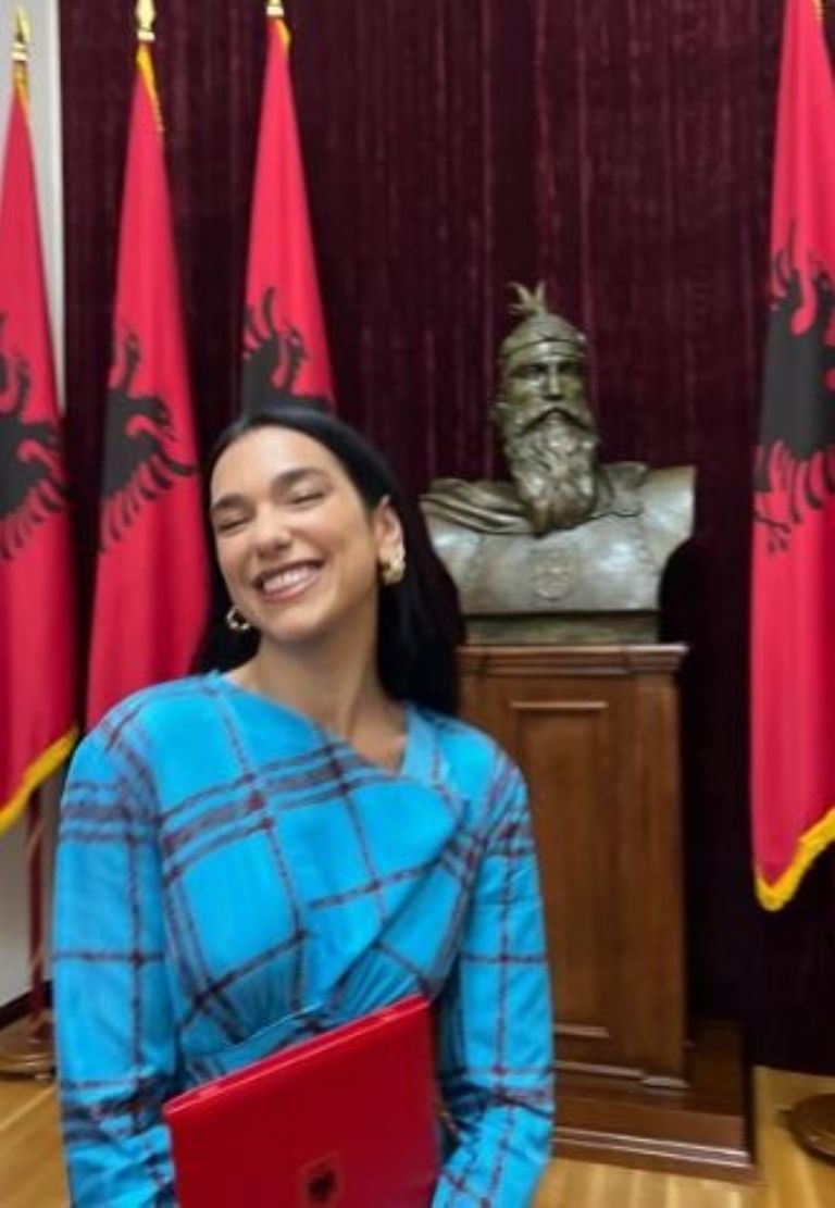 Dua Lipa obtiene su nacionalidad albanesa