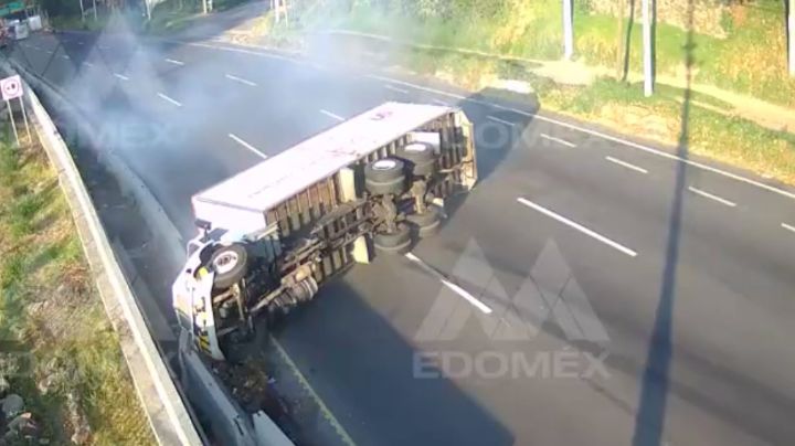 VIDEO: Camión de carga vuelca en la México-Toluca; difunden momento exacto del accidente