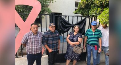 Con 'moño de luto' exigen salida del jefe de la Jurisdicción Sanitaria V en Navojoa