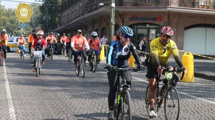 Policías asisten a rodada con ciclistas y ciudadanos en la Ciudad de Mexico
