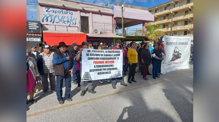 Exferrocarrileros se manifiestan al no tener respuesta por AMLO; lo han visto 3 veces