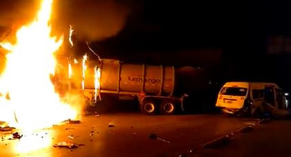 (VIDEO) Tragedia: Pipa choca contra una combi en el Edomex; incendio moviliza cuerpos de emergencia