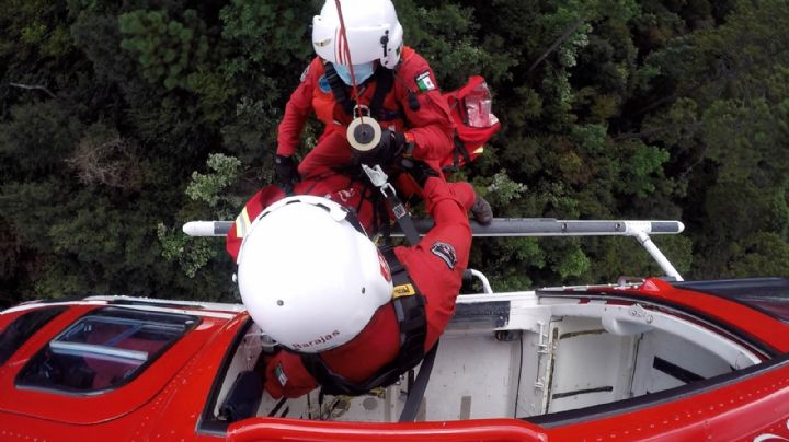 Grupo Relámpagos rescata a una mujer que cayó de un parapente en Valle de Bravo