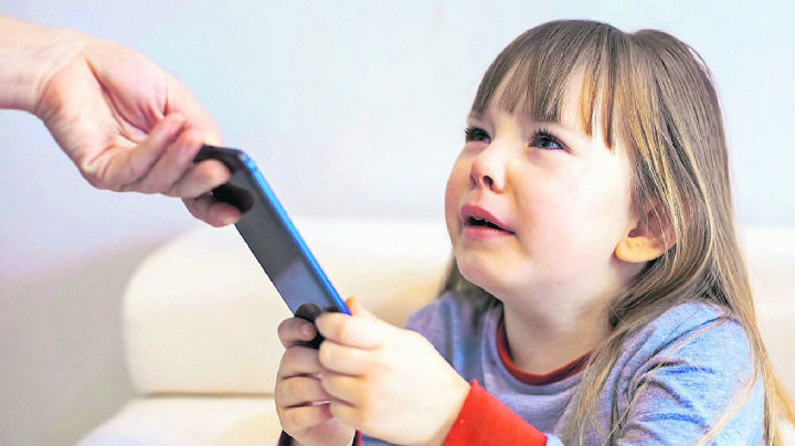 ¿Calmas las rabietas de tus hijos con el celular? Los expertos te dicen porqué no hacerlo