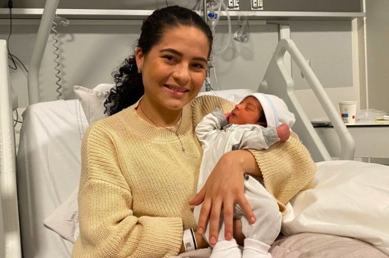 Pasajera da a luz en pleno vuelo 