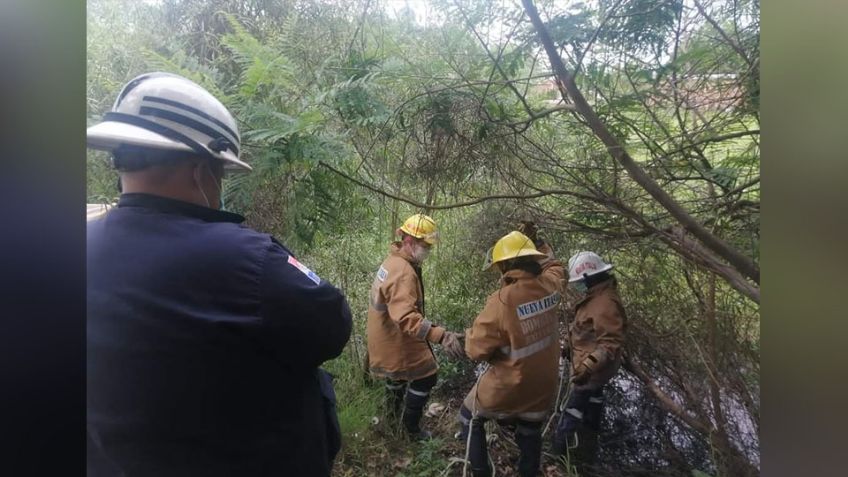 Encuentran el cadáver violentado de un hombre debajo de un puente en Michoacán