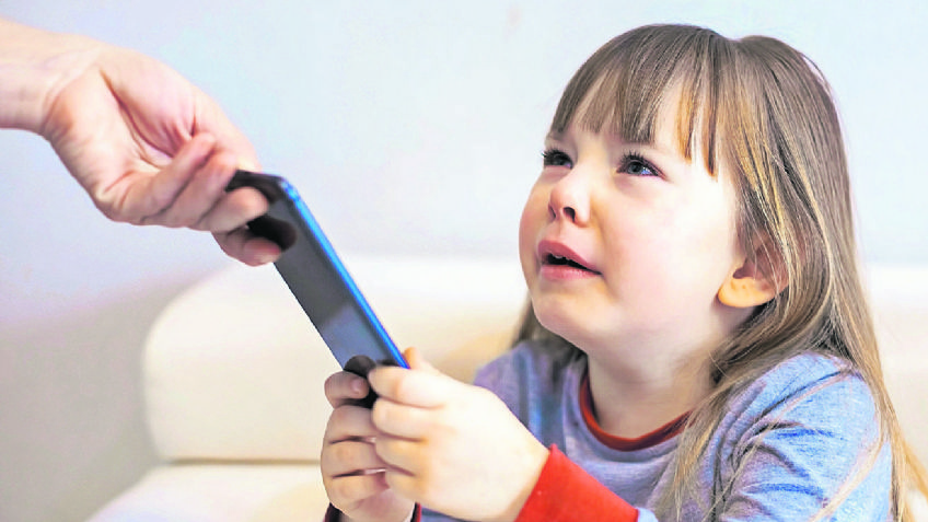 ¿Calmas las rabietas de tus hijos con el celular? Los expertos te dicen porqué no hacerlo