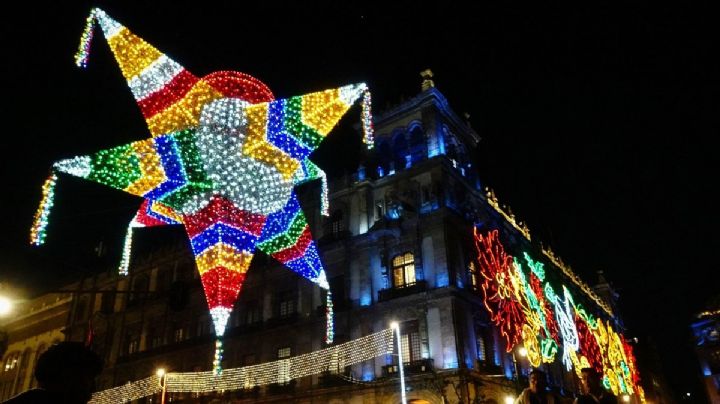 La Navidad llega a la CDMX y así se ve el Zócalo con el alumbrado; verbena se instala este día