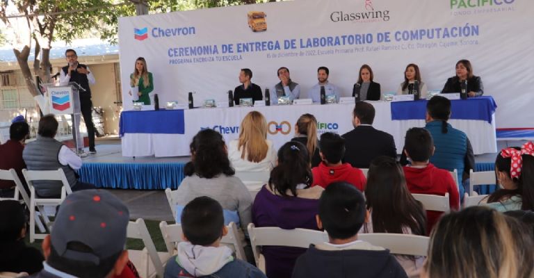 Jóvenes estudiantes expresaron su gratitud otorgando un reconocimiento 