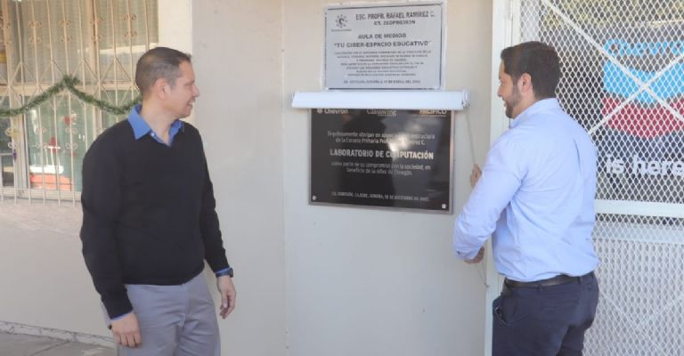 Develación de la placa del laboratorio de computo a cargo de Rafael Sánchez Apreza