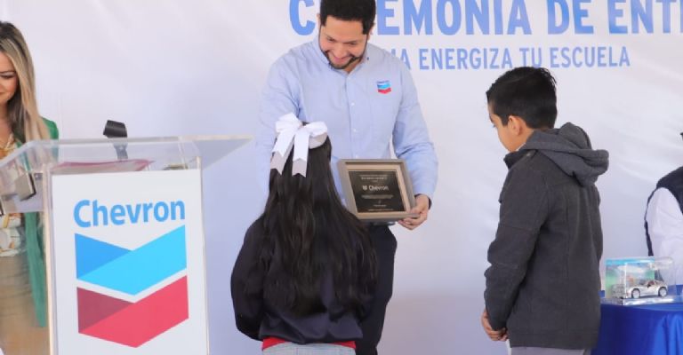 Jóvenes estudiantes expresaron su gratitud otorgando un reconocimiento a los representantes de Chevron