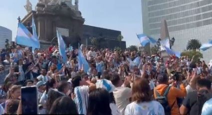 Aficionados celebran el triunfo de Argentina en el Ángel de la Independencia en CDMX