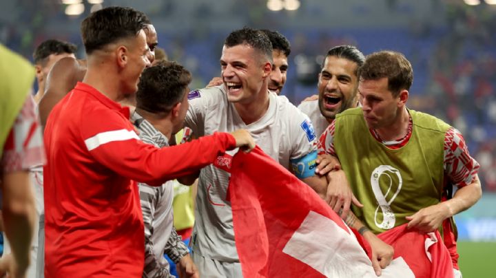 Suiza supera a Serbia en un PARTIDAZO de cinco goles y volteretas para avanzar en el Mundial