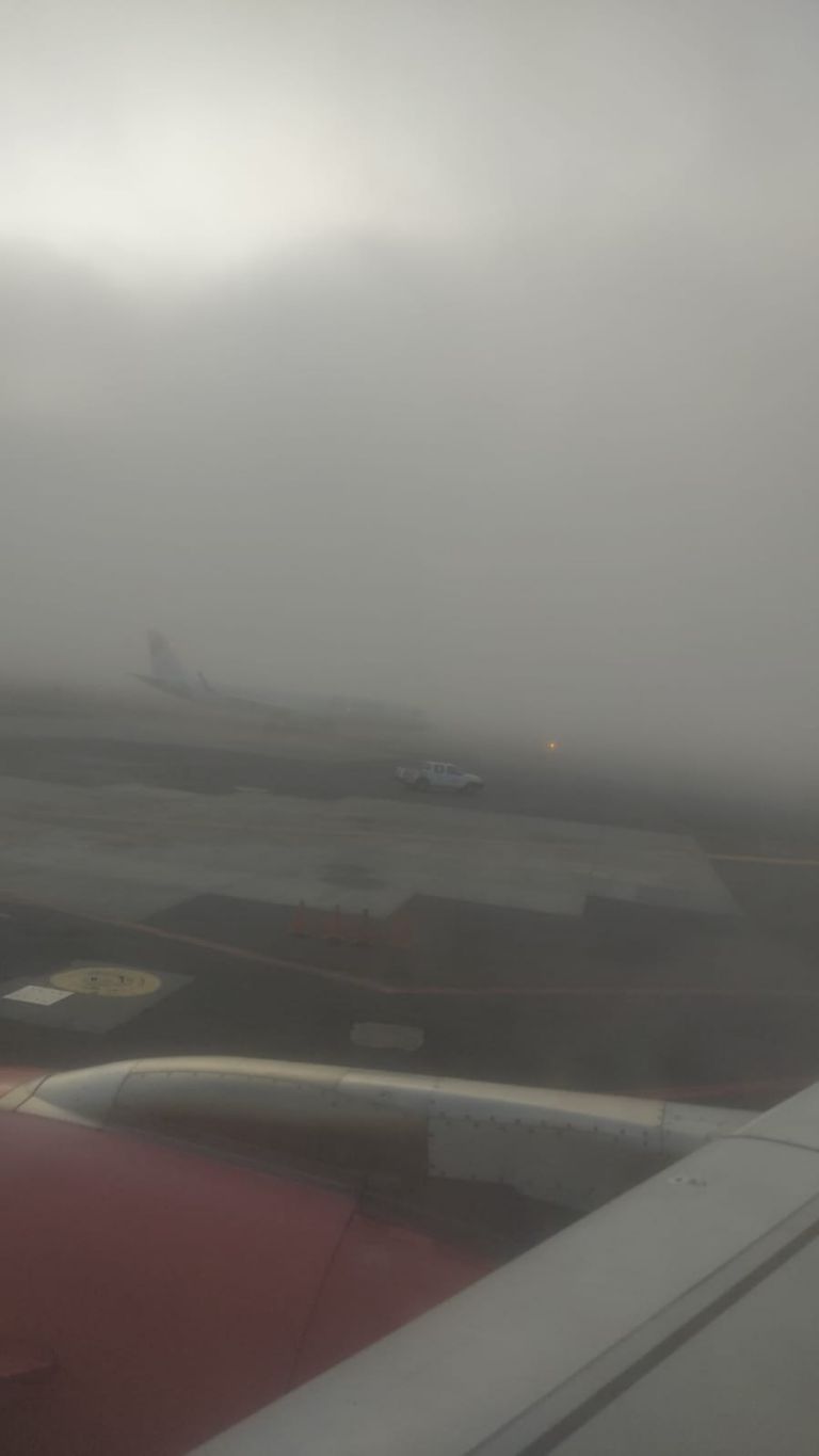 Suspenden operaciones en el AICM por banco de niebla. Foto: Twitter