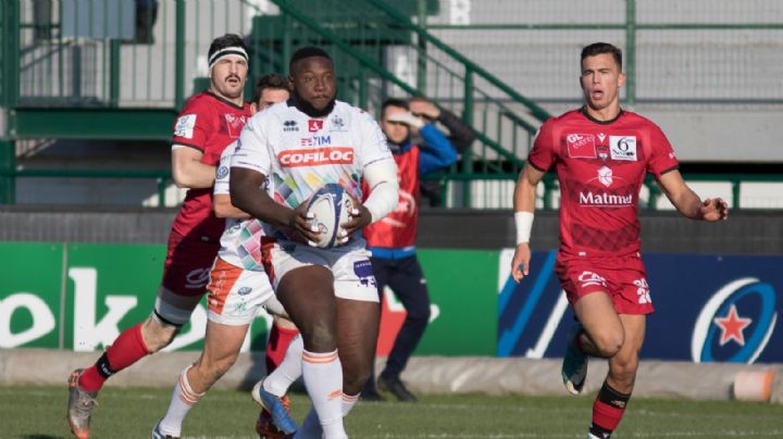 Jugador de rugby es víctima de racismo, en intercambio navideño le regalan un plátano