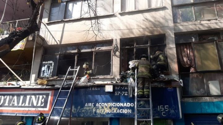 ¡Imágenes Fuertes! Incendio en Paseo de la Reforma consume un departamento