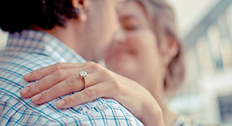 Hombre se vuelve viral tras proponerle matrimonio a su novia en ¿el peor momento posible?