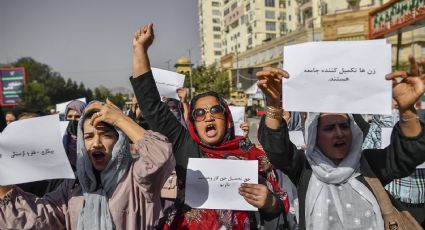 Tras prohibirles estudiar la universidad, talibanes destierran a las mujeres del trabajo en ONG